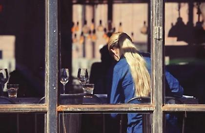 Πάτρα: Άνδρας εισέβαλε σε καφέ και πέταξε πέτρα στο κεφάλι σερβιτόρας