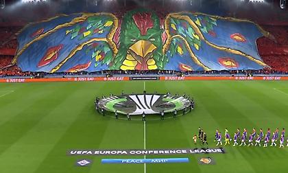 Αδιανόητο κορεό με έναν τεράστιο δράκο… σκέπασε το γήπεδο στο Βασιλεία-Φιορεντίνα!