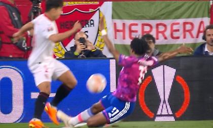 Φωνές για πέναλτι από Σεβίλλη για σκληρό μαρκάρισμα Κουαδράδο που δεν δόθηκε ούτε φάουλ!