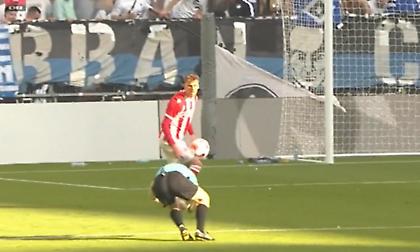 Επική βουτιά διαιτητή για να μην τον βρει η μπάλα στον τελικό Κυπέλλου Δανίας!