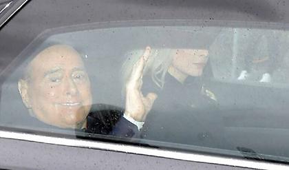 Πήρε εξιτήριο από το νοσοκομείο μετά από 45 ημέρες ο Μπερλουσκόνι