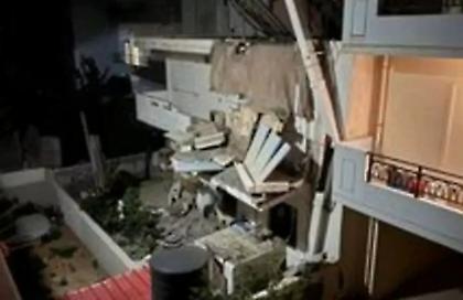 Ηράκλειο: Κατέρρευσε τμήμα ταράτσας και παρέσυρε μπαλκόνι - Δείτε φωτογραφίες