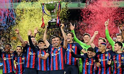 Το σήκωσε ο Μπούσκετς: Η απονομή στην Μπαρτσελόνα για το 27ο πρωτάθλημα!