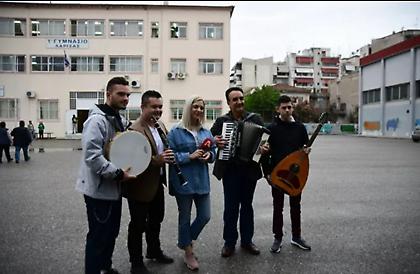 Με... κλαρίνα ψηφίζουν στη Λάρισα!