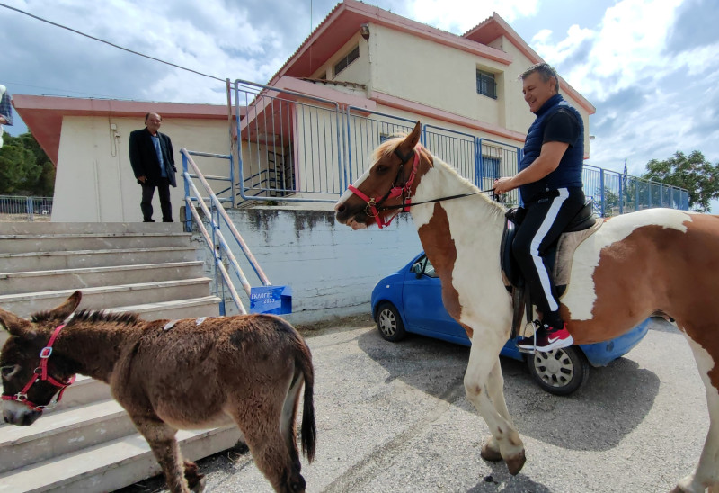 Ναύπλιο: Πήγε να ψηφίσει καβάλα στο άλογο