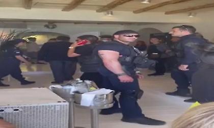 Η στιγμή που η αστυνομία μπαίνει στο Nammos, ενώ οι τουρίστες τρώνε αμέριμνοι!