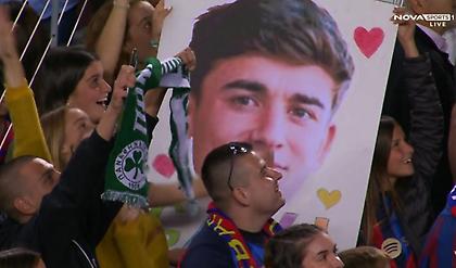 Οπαδός με κασκόλ του Παναθηναϊκού στη φιέστα της Μπαρτσελόνα!