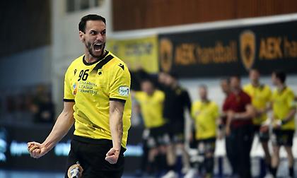 Kυριάρχησε κόντρα στον Ολυμπιακό και πήρε προβάδισμα για τον τίτλο της Handball Premier η ΑΕΚ!