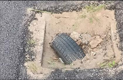 Ασφαλτόστρωση για... ρεκόρ Γκίνες στον Εύοσμο - Άφησαν στο δρόμο ρόδα αυτοκινήτου!