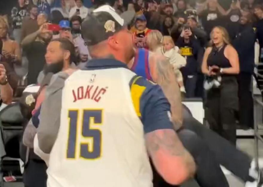 Τα αδέρφια Γιόκιτς σήκωσαν στα χέρια τον προπονητή