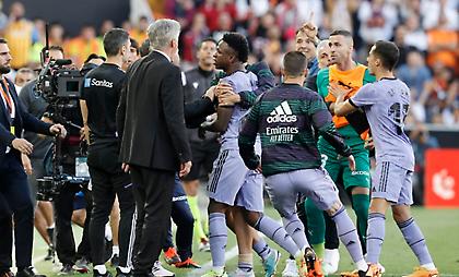 Πογκμπά: «Αν οι θεσμοί δεν θέλουν να βρουν μία πραγματικά λύση, ας προσπαθήσουμε μόνοι μας»