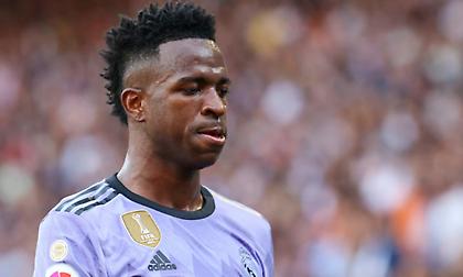 Δεν βάζουν μυαλό...: Έσκισαν το πρόσωπο του Βινίσιους από αφίσα έξω από το «Μπερναμπέου»