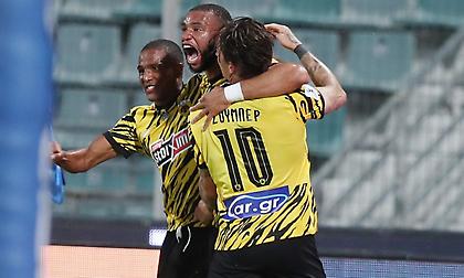 Σε ρόλο… κρυφού φορ ο Μουκουντί, ανοίγει το σκορ για την ΑΕΚ στον τελικό παρότι παίζει με 10!