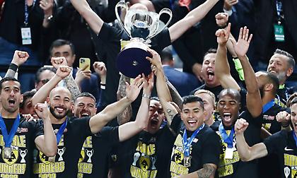 Η ηρωική ΑΕΚ των 10 παικτών τιμώρησε τον άστοχο ΠΑΟΚ και έκανε ιστορικό νταμπλ!