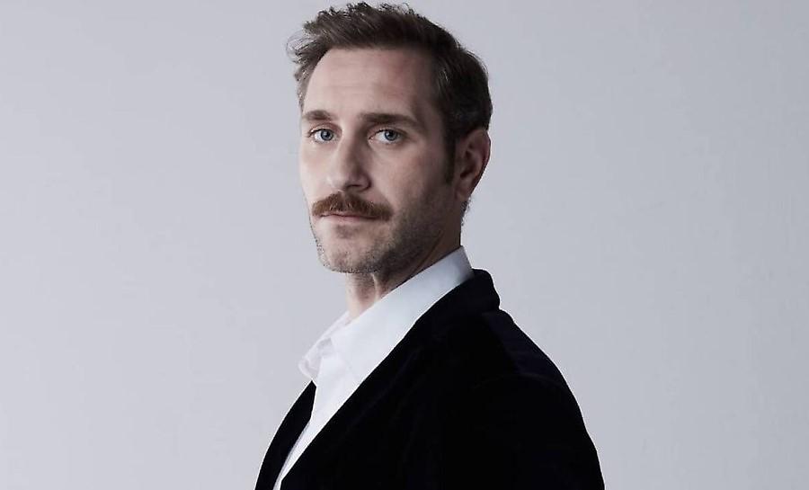 Σοβαρή καταγγελία από ηθοποιό: «Με απέλυσαν επειδή είναι έγκυος η σύζυγός μου»