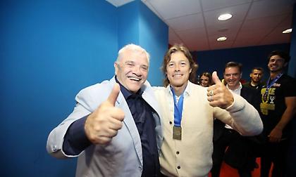 Ο Αλμέιδα τραγουδά και χορεύει Forza ΑΕΚάρα-Η αγκαλιά με Μελισσανίδη