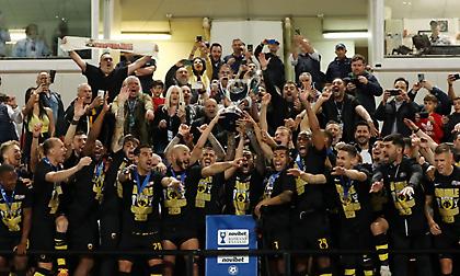 Ντελίριο ενθουσιασμού: Σήκωσε το τρόπαιο στον ουρανό η ΑΕΚ!