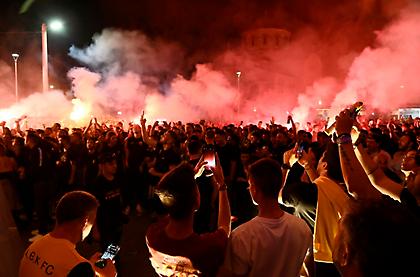 Ολονύκτιοι πανηγυρισμοί των οπαδών της ΑΕΚ στη Νέα Φιλαδέλφεια