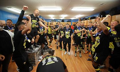 Στα… πατώματα ο Ρόα: Ξέφρενο γλέντι στα αποδυτήρια της ΑΕΚ για την κούπα!