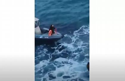 Ναυάγιο σκάφους με μετανάστες στη Μύκονο: Βίντεο από την επιχείρηση έρευνας και διάσωσης