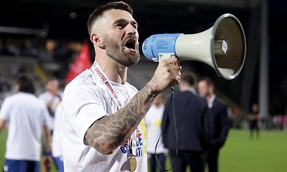 Ο Λιβάγια τραγούδησε υβριστικά συνθήματα με ντουντούκα και κινδυνεύει με βαριά «καμπάνα»!