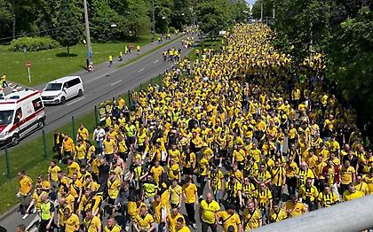 Το πάρτι ξεκίνησε: Τρελή πορεία χιλιάδων οπαδών της Ντόρτμουντ!