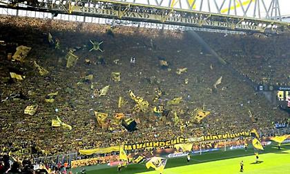 Ανατριχίλα: Οι φίλοι της Ντόρτμουντ τραγουδούν μετά τον χαμένο τίτλο της Bundesliga!