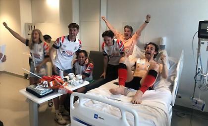 Πανηγύρισε την ιστορική άνοδο από το νοσοκομείο ο αρχηγός της Λούτον!