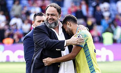 Ο Μαρινάκης πανηγύρισε παρέα με τους παίκτες της Νότιγχαμ για το… γλυκό φινάλε της σεζόν!