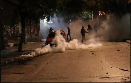 Διπλή επίθεση με μολότοφ κατά αστυνομικών το βράδυ στα Εξάρχεια