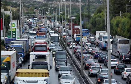 Μποτιλιάρισμα 9 χιλιομέτρων στην κάθοδο της Εθνικής λόγω τροχαίου