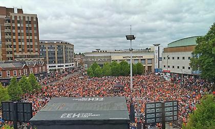 Κάηκε το Λούτον: Πάνω από 20.000 άτομα στην υποδοχή των θριαμβευτών «καπελάδων»!