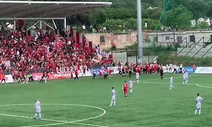 Οπαδοί της Παρτιζάνι εισέβαλαν στον αγωνιστικό χώρο για να πανηγυρίσουν γκολ τίτλου!