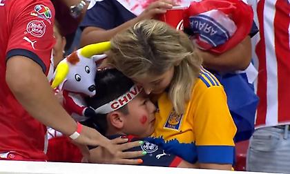 Καταπληκτικό πλάνο: Μητέρα φίλαθλος της Τίγκρες παρηγορεί τον γιο της που είναι Τσίβας και κλαίει