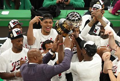 Η απονομή του πρωταθλήματος και MVP Ανατολής σε Χιτ και Μπάτλερ