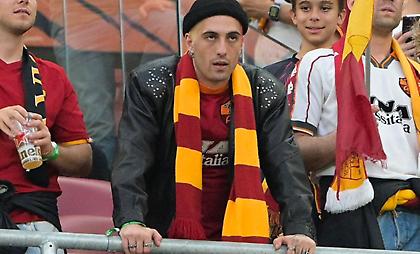 Σιγά που θα το έχανε: Στον τελικό με φανέλα & κασκόλ της Ρόμα ο Νταμιάνο από τη Eurovision