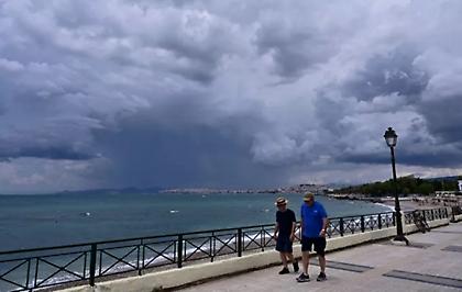 Καιρός: Επιμένουν και σήμερα οι βροχές και οι σποραδικές καταιγίδες - Πού χρειάζεται προσοχή
