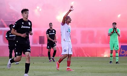 Αποθέωση για Παπάζογλου: Αποσύρθηκε από την ενεργό δράση στο... σημαδιακό 59ο λεπτό!