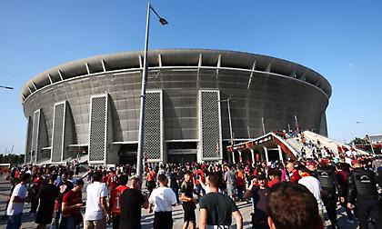 Φίλοι της Ρόμα περνούν δύο-δύο από τα τουρνικέ της «Puskas Arena» για τον τελικό του Europa League!