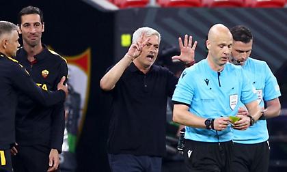 Μουρίνιο: Κουράστηκα να 'μαι προπονητής, υπεύθυνος επικοινωνίας κι αυτός που να λέει ότι μας έκλεψαν