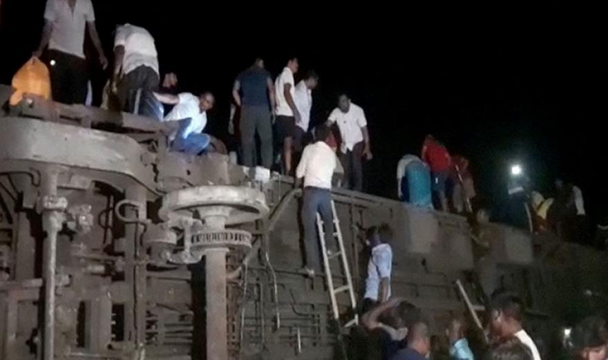 Ινδία: 50 νεκροί και 300 τραυμ. μετά από σύγκρουση τρένων