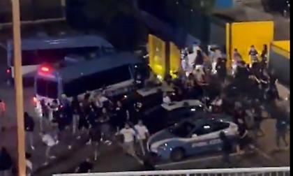 Θλιβερά σκηνικά στην Μπρέσια: Εγκλωβισμένοι στα αποδυτήρια οι παίκτες με τις οικογένειές τους!