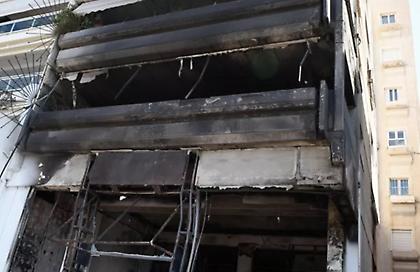 Βίντεο-ντοκουμέντο από τη στιγμή που πυρπολείται το κατάστημα στον Άλιμο και απομακρύνουν τραυματία