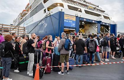 Τριήμερο Αγίου Πνεύματος: Γεμάτα αναχωρούν και σήμερα τα πλοία για τα νησιά