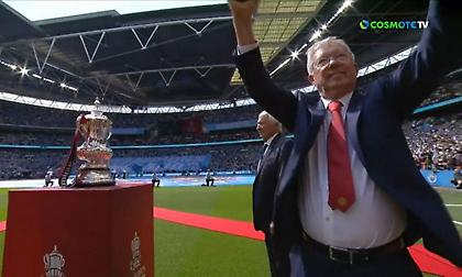 Οι θρύλοι Φέργκιουσον και Σάμερμπι παρέδωσαν την κούπα στον αγωνιστικό χώρο του «Γουέμπλεϊ»!