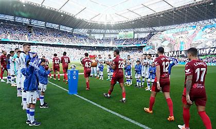 Το «pasillo» των παικτών της Σοσιεδάδ σε αυτούς της Σεβίλλης για την κατάκτηση του Europa League!