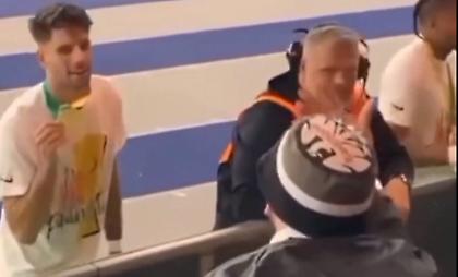 Ο Σόμποσλαϊ έδειξε το μετάλλιό του σε οπαδό που του έκανε άσεμνες χειρονομίες