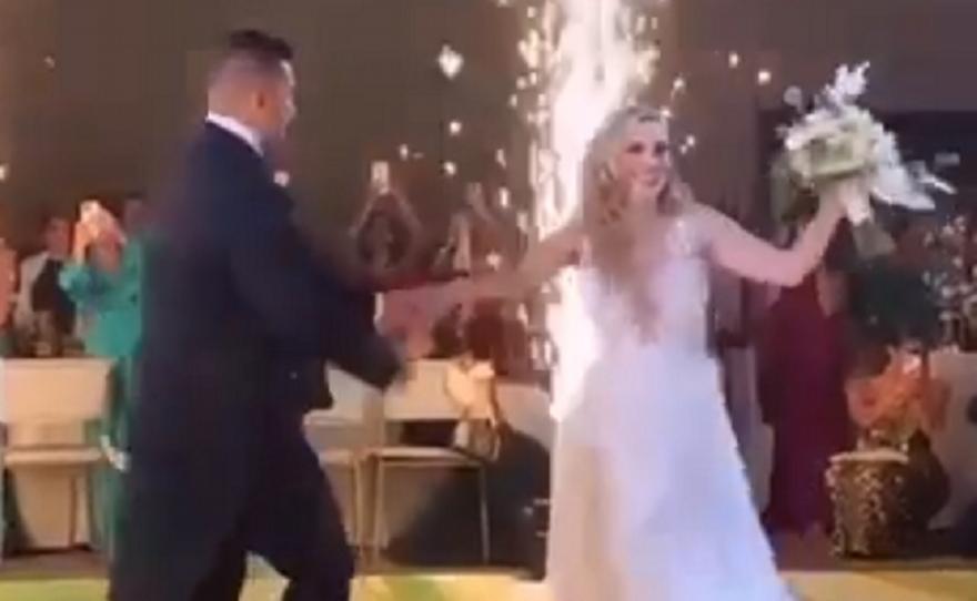 Πινέδα: Χόρεψε στους ρυθμούς του Forza ΑΕΚΑΡΑ στον γάμο του