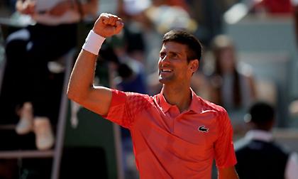 Τούμπαρε τον Κατσάνοφ και περιμένει... Τσιτσιπά στα ημιτελικά ο Τζόκοβιτς!