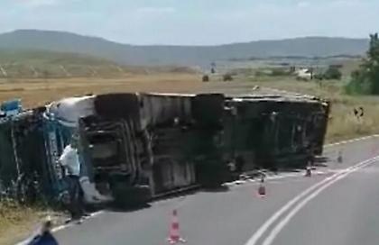 Νταλίκα τούμπαρε στον δρόμο Λάρισας-Καρδίτσας